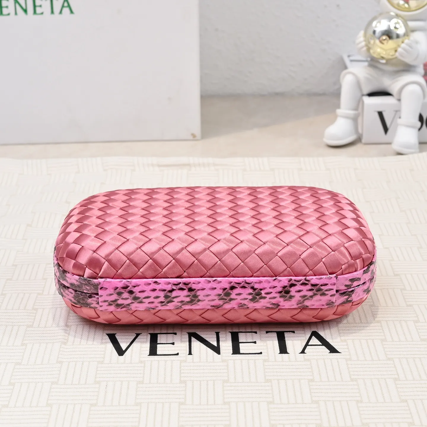Batch 1460 #BV Knot woven evening bag series ~ 717622 Each bag reveals exquisite elegance💫Iconic classic silk weaving➕snake skin trimming with knot buckle, soft and delicate feel. The design is small and exquisite, low-key without logo, elegant and elegant. Paired with evening dress or cheongsam, it has the atmosphere of a famous and wealthy lady, full of aura and invincible texture💃 Model: 7622 Dimensions: 20x12x5.5